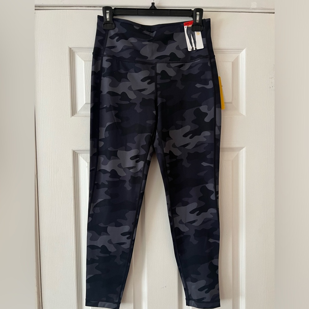 Camo brand new lolë